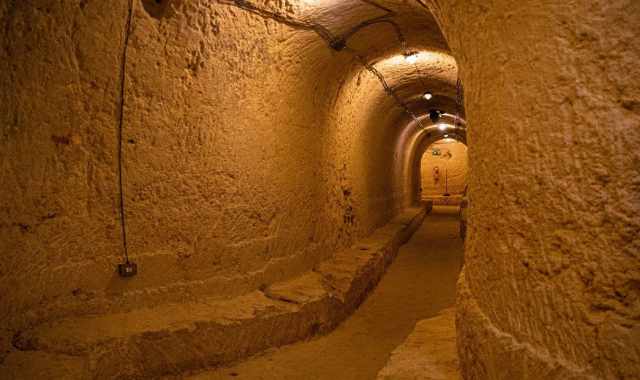Tunnel sotterranei, infermerie e scritte d'epoca: alla scoperta del rifugio antiaerei di Monopoli